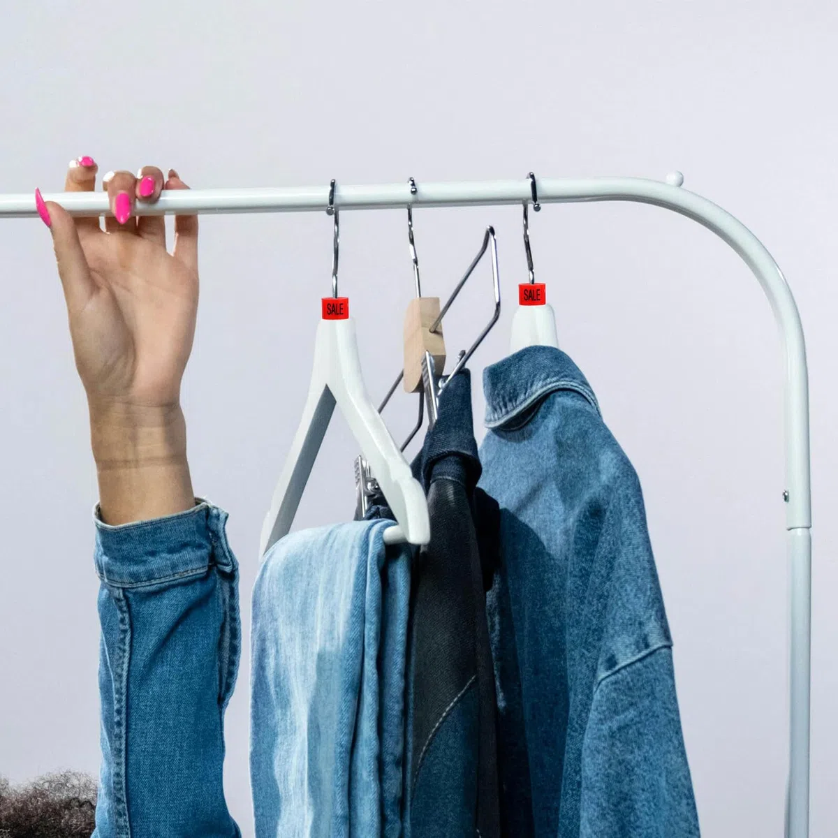 100 pezzi Marcatori Rosso per Grucce Indicatori per Appendini Abbigliamento Etichette Facili da Attaccare per Negozi e Armadi Familiari