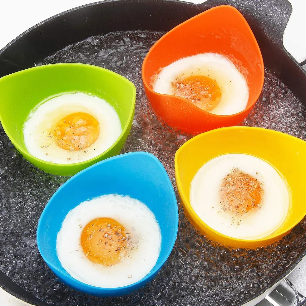 Silicone egg poacher – Confezione da 4 bicchieri in silicone per uova in camicia con supporti ad anello, cuociuova in camicia per microonde o piano cottura con spazzolino per olio extra, senza BPA