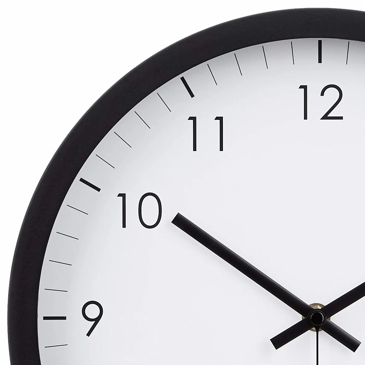 Amazon Basics Rotondo Orologio da parete classico, silenzioso, a batteria, facile da leggere, 30 cm, nero