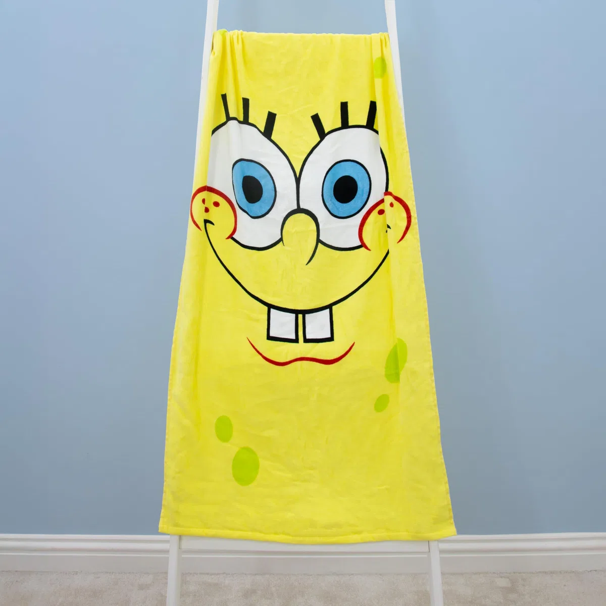 Spongebob Asciugamano Bambini Ufficiale | Morbidezza ultra morbida | Design quadrato con Spongebob, Patrick, Squidward, Mr Krabs | Perfetto per casa, bagno, spiaggia e piscina | 70 x 140 cm