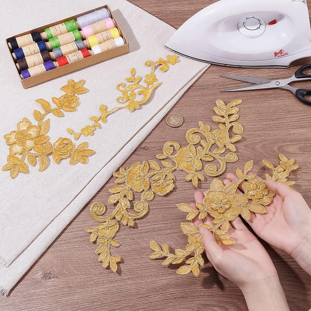 NBEADS 8 Pz 4 Stili Toppe con Fiori In Pizzo Ricamato, Toppe Cucite Applicazioni di Pizzo Floreale Dorato per La Decorazione di Abiti Da Sposa Riparazione di Abbigliamento Zaini Jeans Caps