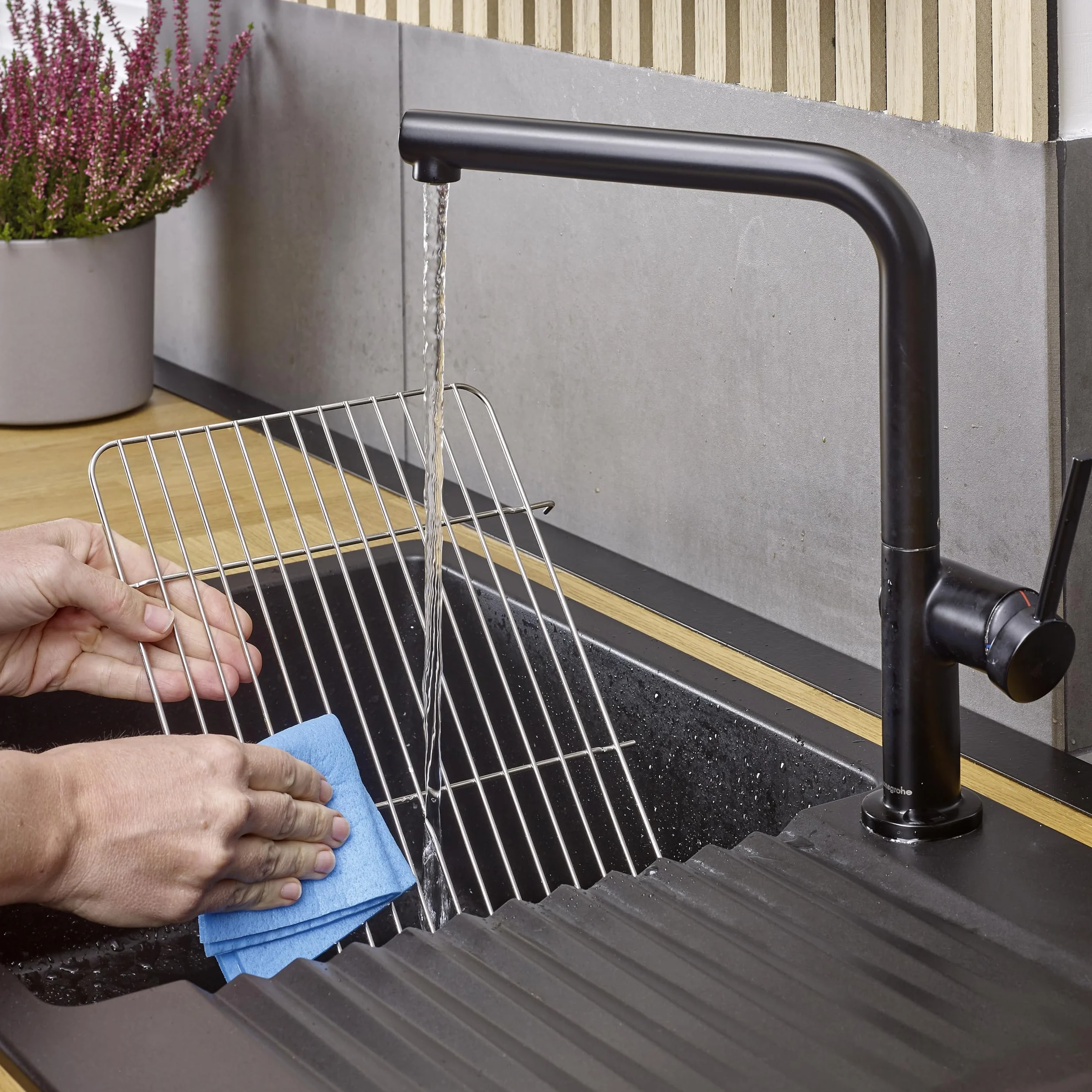 Severin Barbecue elettrico con supporto, temperatura regolabile 35-200 gradi Celsius, riscaldamento rapido, 38 x 22 cm, griglia da tavolo con vassoio di raccolta, griglia in acciaio inox, griglia da