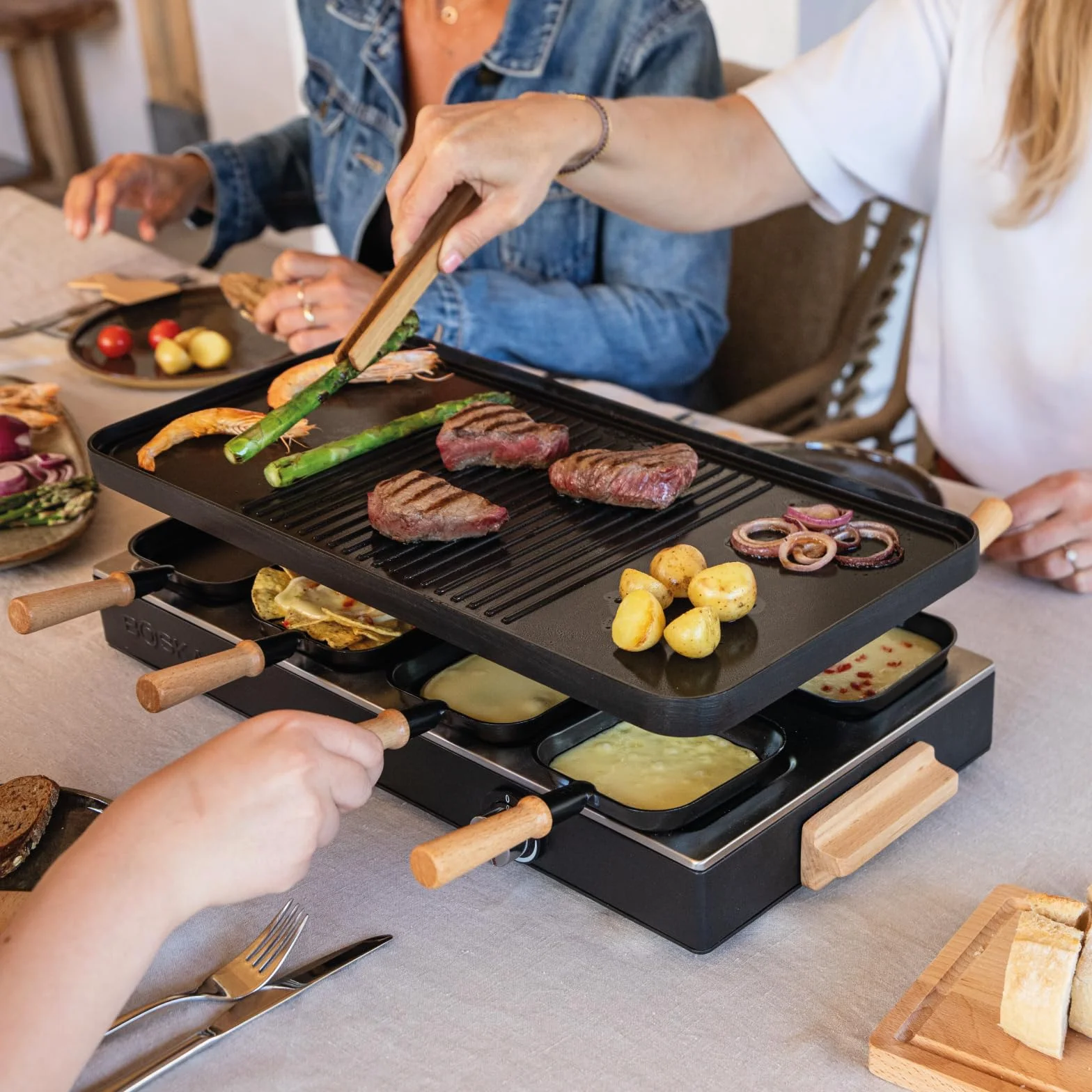Boska Raclette Party – Griglia da tavolo per 8 persone – Senza PFAS – Piastra in ceramica – Manici in legno di faggio – Piastra in alluminio reversibile – Nero