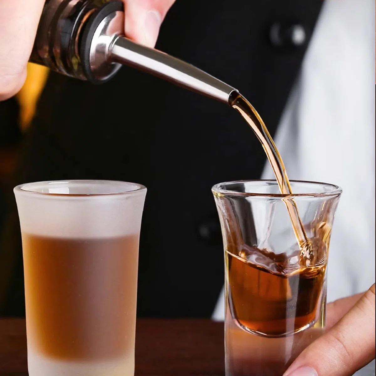 4 Pezzi Metal pour Barman,Beccuccio Bottiglie Cocktail,Versatori Cocktail,Versatori in Acciaio Inox,Beccuccio Conico Liquore Bottiglia,Metal pour Barman Professionali,con Cappucci di Gomma