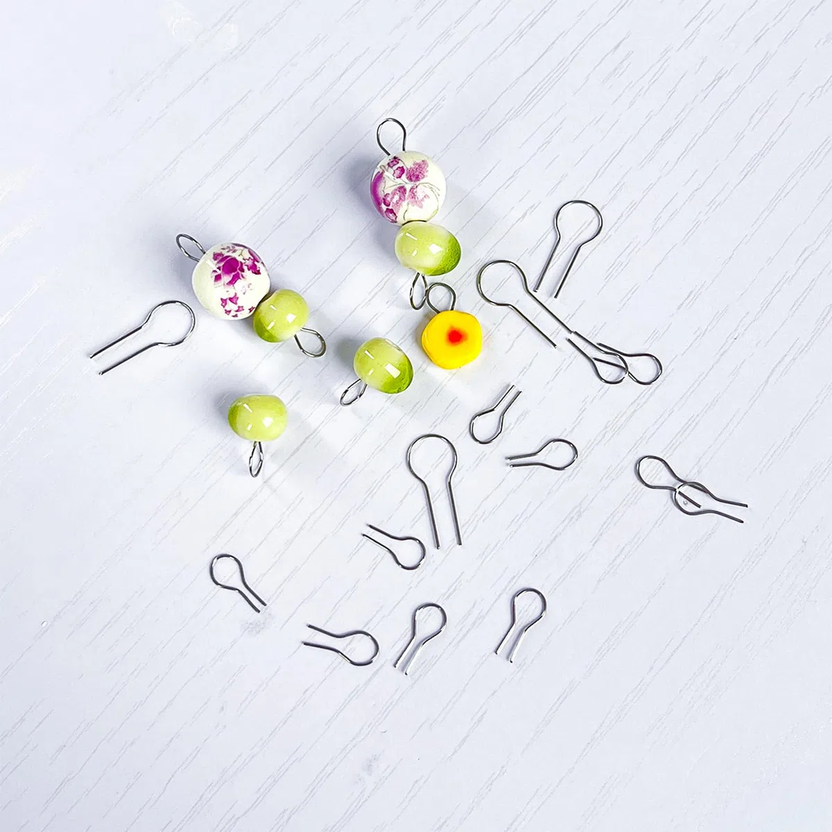 100 Pezzi Ceramica Forma R, Anelli Salto Temperatura, Ceramica Supporto Telaio, Ganci Flessibili Argilla, Adatti per la Produzione di Orecchini, Ciondoli, Collane, Bracciali
