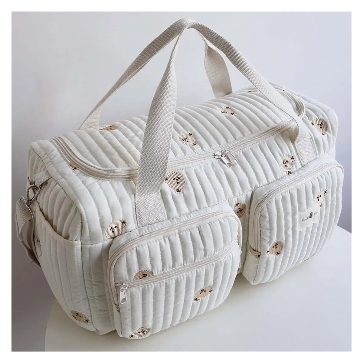 Questa borsa for pannolini leggera, imbottita e spaziosa è appositamente progettata for le mamme. Versatile, può essere indossata a spalla o a tracolla.(Ours)