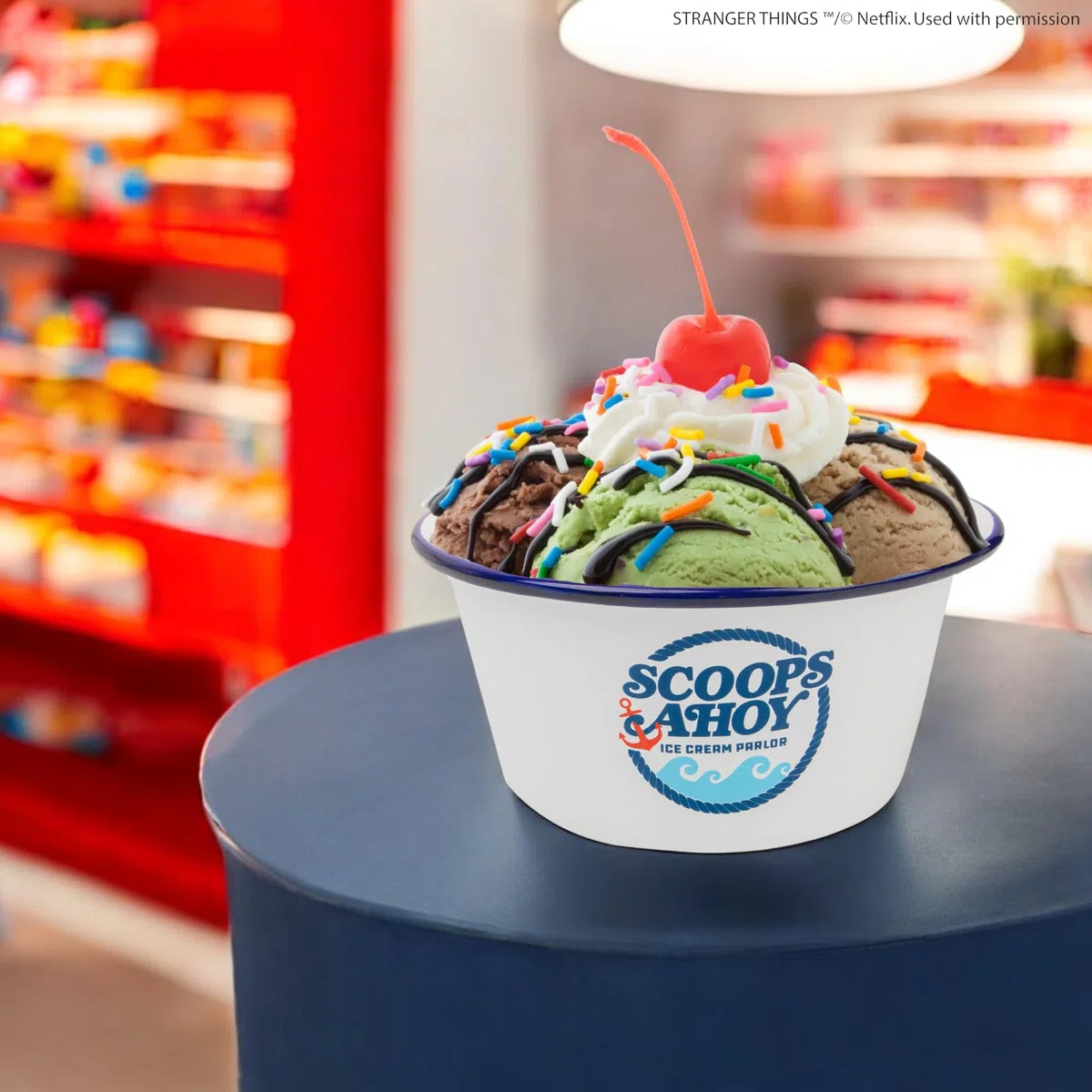 Cinereplicas Stranger Things - Ciotola per gelato Scoop Ahoy e cappello Ahoy - Licenza ufficiale