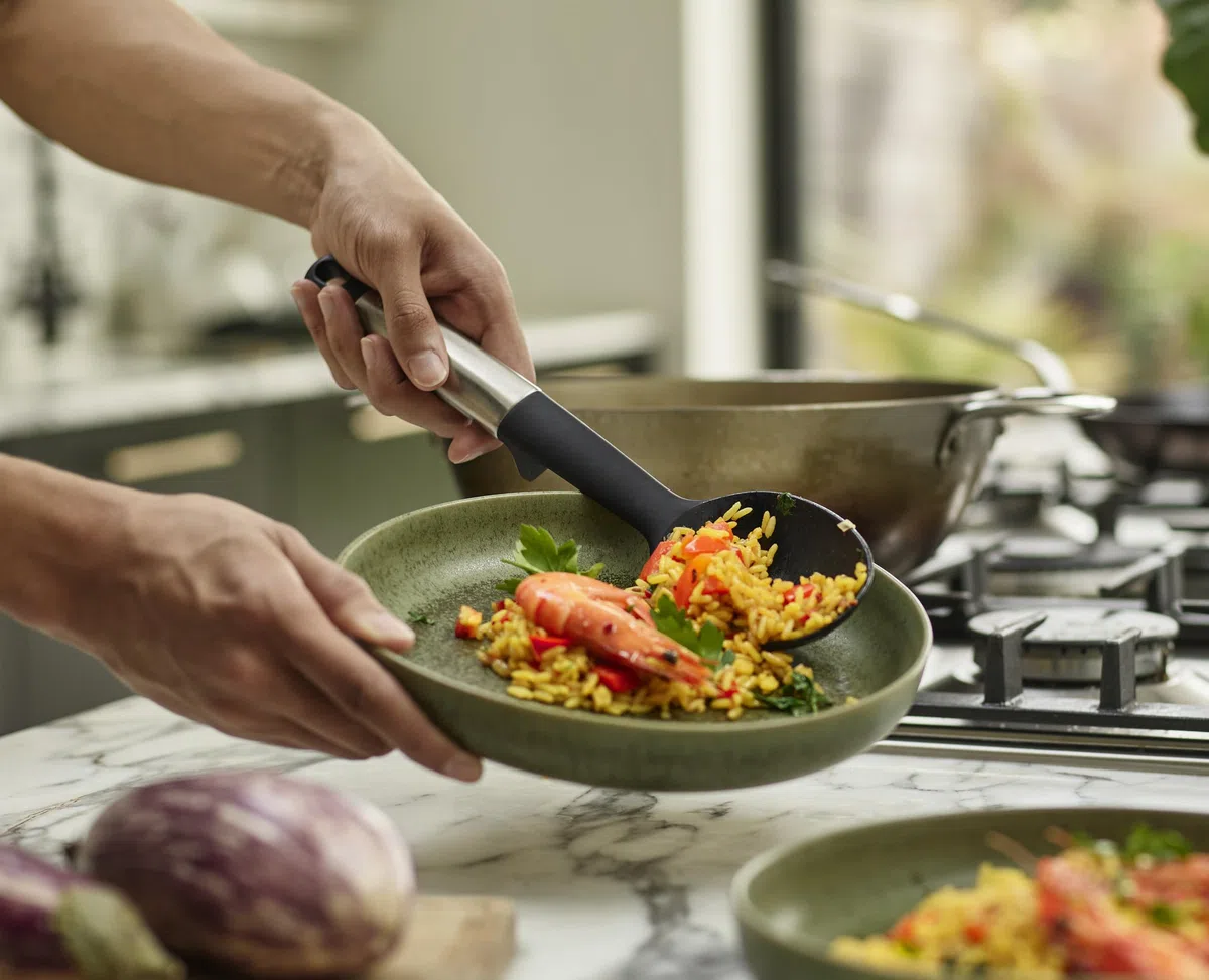 Joseph Joseph Elevate Cucchiaio da Cucina, Accessori in Silicone senza BPA, Antiaderente, Resistente al Calore, Manico in Acciaio Inox, Poggia Utensili Integrato