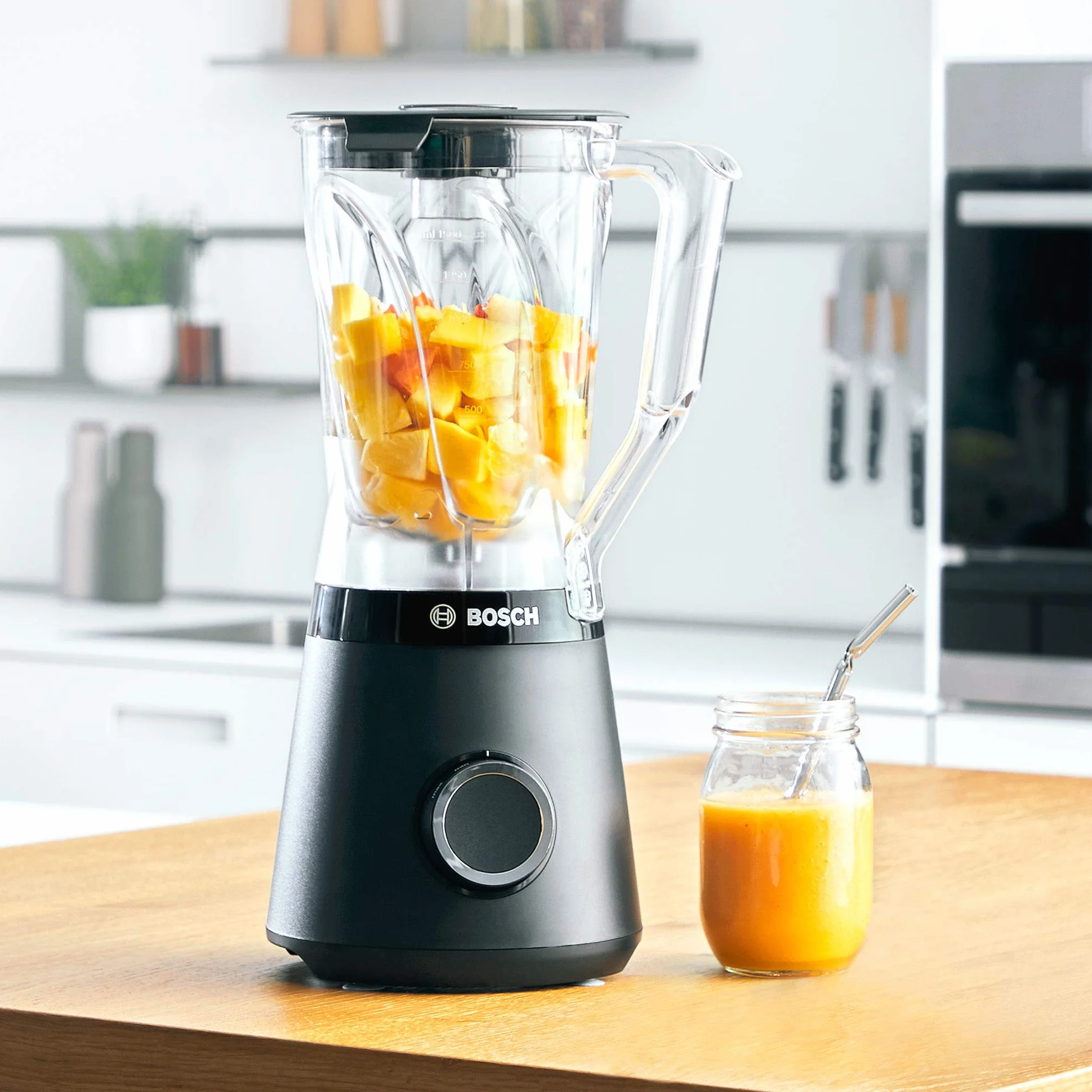 Bosch Serie 4 Frullatore VitaPower MMB6141B, Potente 1200 W, 30.000 giri/min, Lame Rinforzate in Acciaio Inox, Bicchiere Frullatore in Tritan da 1.5 L, Componenti Lavabili in Lavastoviglie, Nero