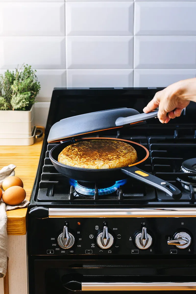 BRA Efficient Duo | Padella per frittata da 26 cm, fusione di alluminio, antiaderente Platinum Plus, senza PFOA, adatta a tutti i piani cottura e a induzione, Nera