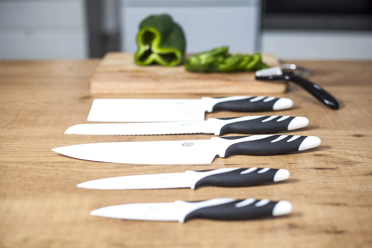 Cecotec Swiss Chef Knife Set Impugnatura con inserti in silicone, rivestimento antiaderente in ceramica, bianco e nero, presentato in un astuccio