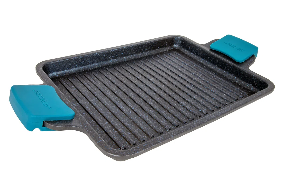 Arcos Serie Thera | Padelle Grill Antiaderente | Bistecchiera | Alluminio Fuso | Adatto qualsiasi cucina | Manico ergonomico plastica e silicone | Lavabile in lavastoviglie | Nero e Azzurro (34x26 cm)