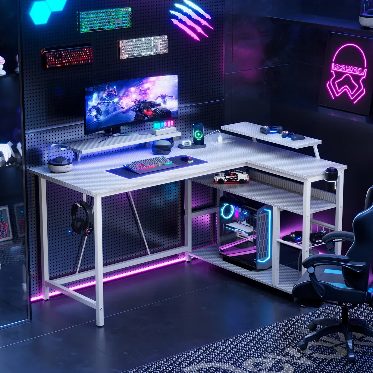 Devoko Scrivania Da Gaming Angolare 140x80 cm Supporto Doppio Monitor, Illuminazione LED, Ripiano Regolabile In Altezza, Finitura Effetto Carbonio, Scrivania PC Gamer Con Scaffali Laterali, Bianco